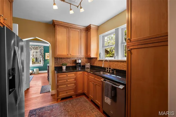 $599,900 | 121 Parkland Avenue, Glendale, MO 63122