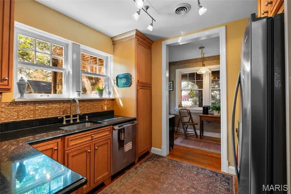 $599,900 | 121 Parkland Avenue, Glendale, MO 63122