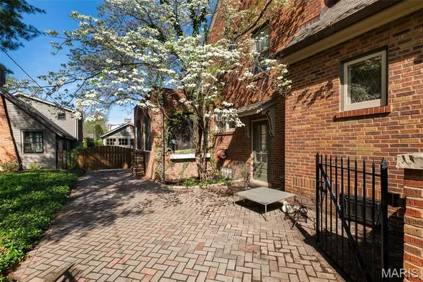 $599,900 | 121 Parkland Avenue, Glendale, MO 63122