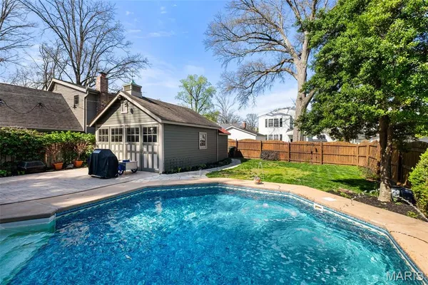 $599,900 | 121 Parkland Avenue, Glendale, MO 63122