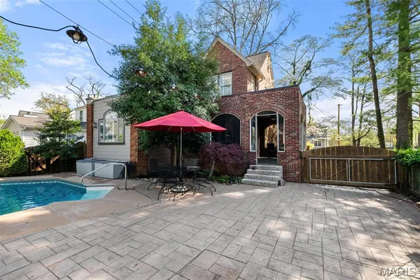 $599,900 | 121 Parkland Avenue, Glendale, MO 63122
