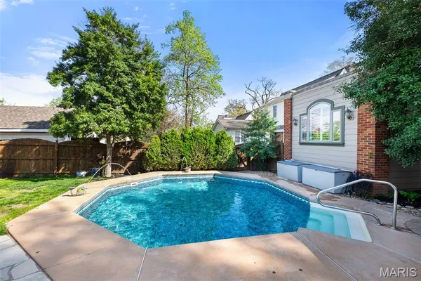 $599,900 | 121 Parkland Avenue, Glendale, MO 63122