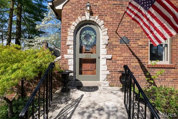 $599,900 | 121 Parkland Avenue, Glendale, MO 63122