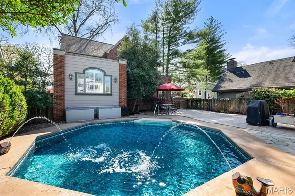 $599,900 | 121 Parkland Avenue, Glendale, MO 63122