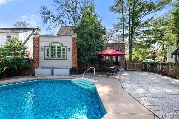 $599,900 | 121 Parkland Avenue, Glendale, MO 63122