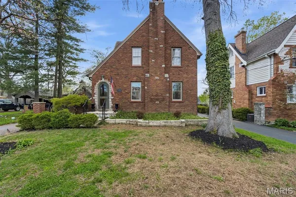 $599,900 | 121 Parkland Avenue, Glendale, MO 63122