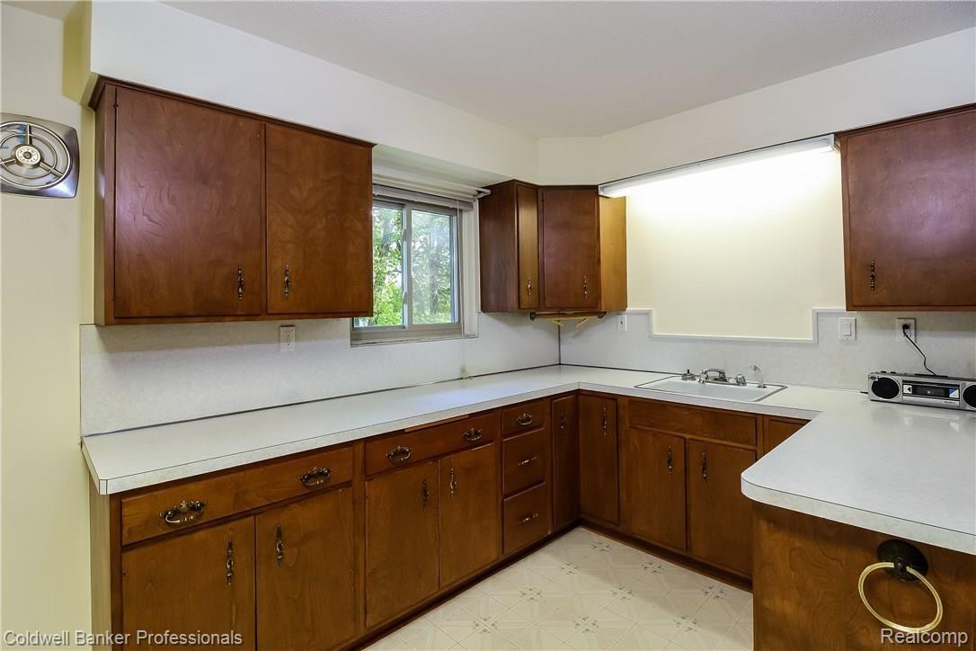 1380 Clark Lake Road Brighton, MI 48114 - Photo 7 of 30 007-Kitchen-4210593-large.jpg