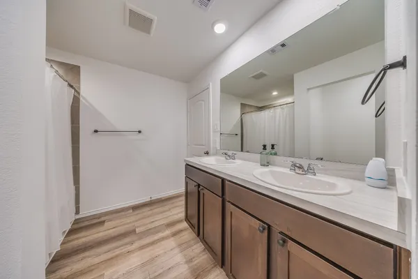 $2,000 | 1134 Sultana Spgs Court, Houston, TX 77090