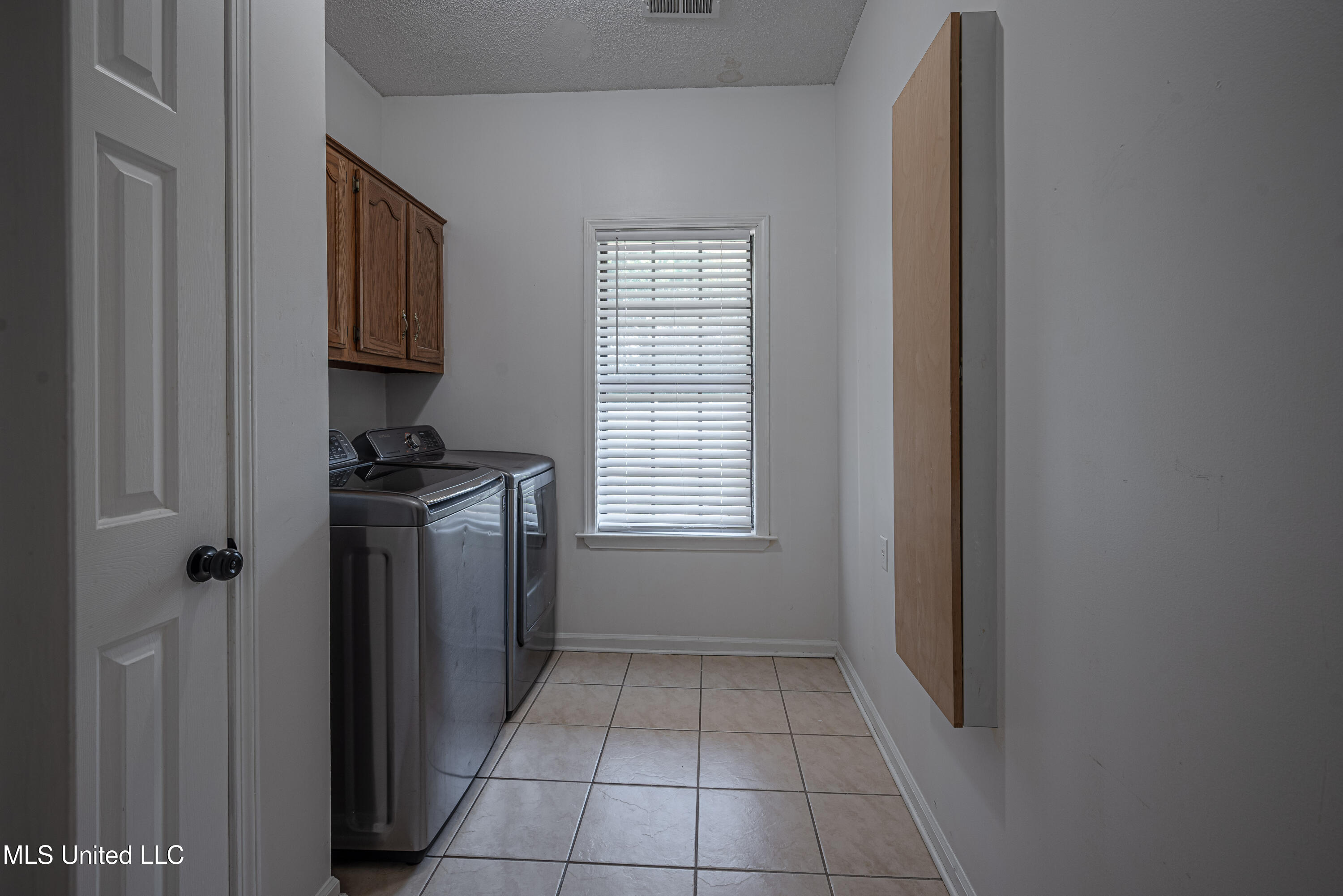 3241 North Robertson Road Nesbit, MS 38651 - Photo 8 of 17 Laundry room