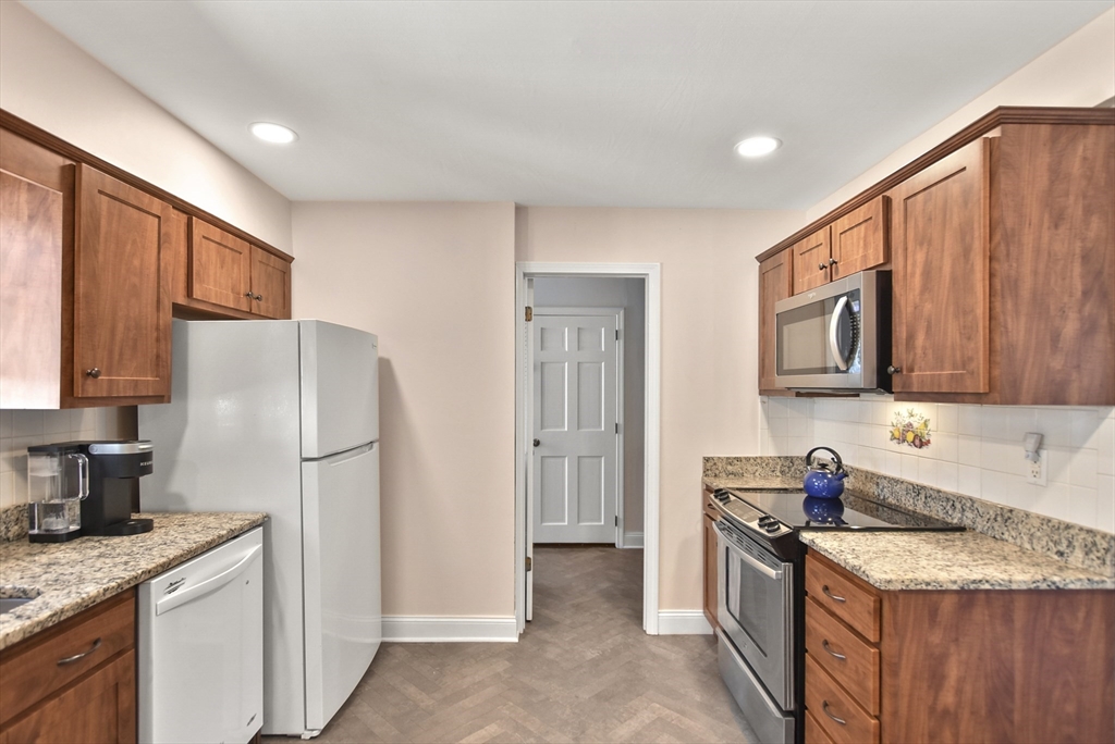 21 Temi Road Holliston, MA 01746 - Photo 10 of 31 Gallery Image 10