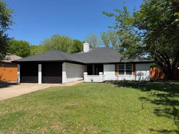 $2,495 | 108 Amory Drive, Benbrook, TX 76126