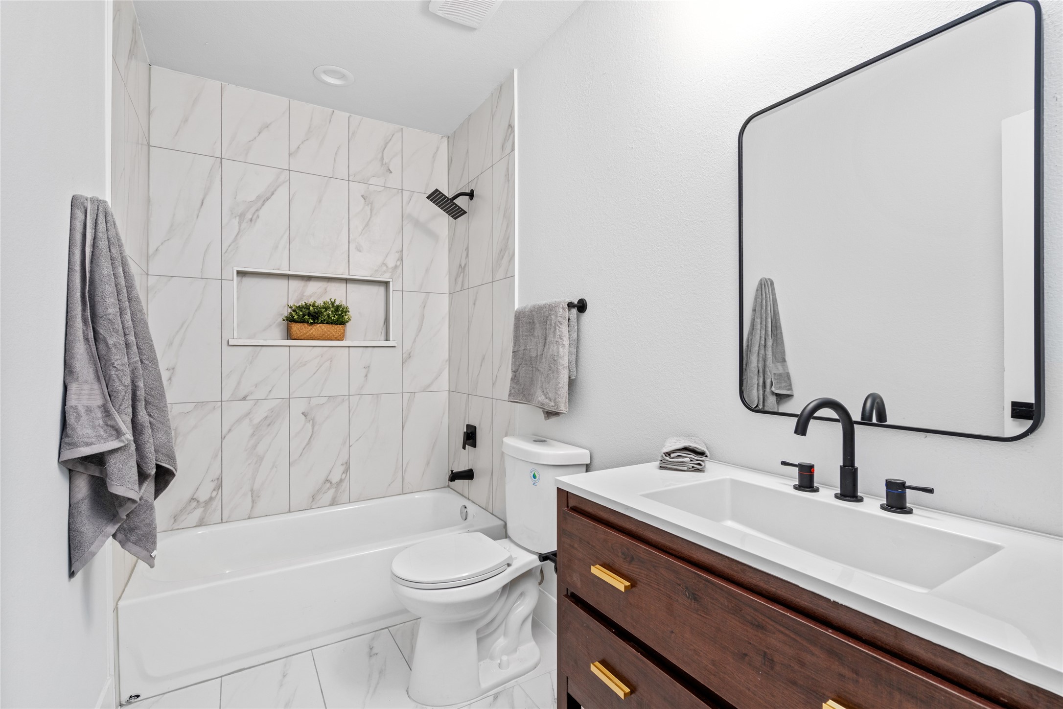 5420 Pease Street Houston, TX 77023 - Photo 36 of 43 a bathroom with a sink a toilet and a mirror