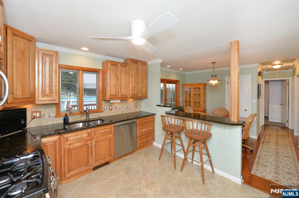 30 Knolls Road Bloomingdale, NJ 07403 - Photo 3 of 32
