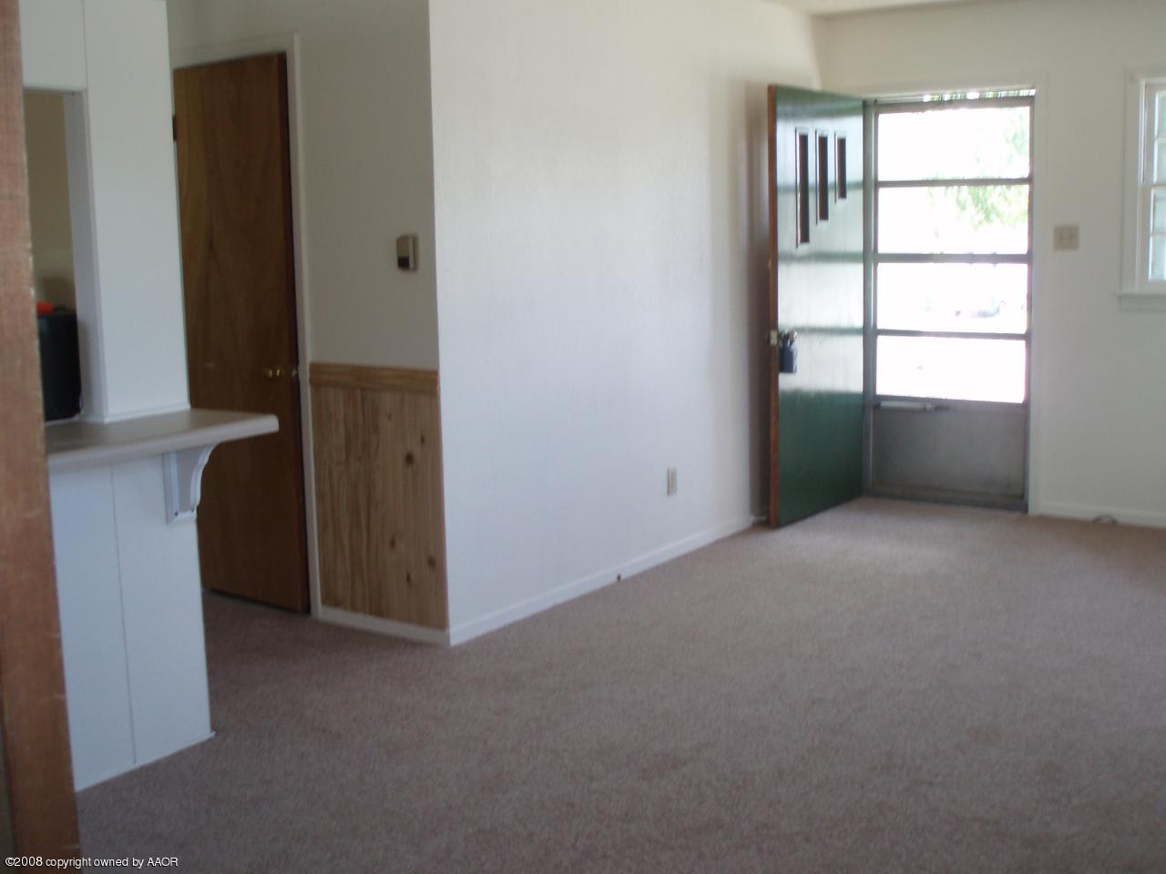 4425 South Fannin Street Amarillo, TX 79110 - Photo 8 of 23 Living Room 3