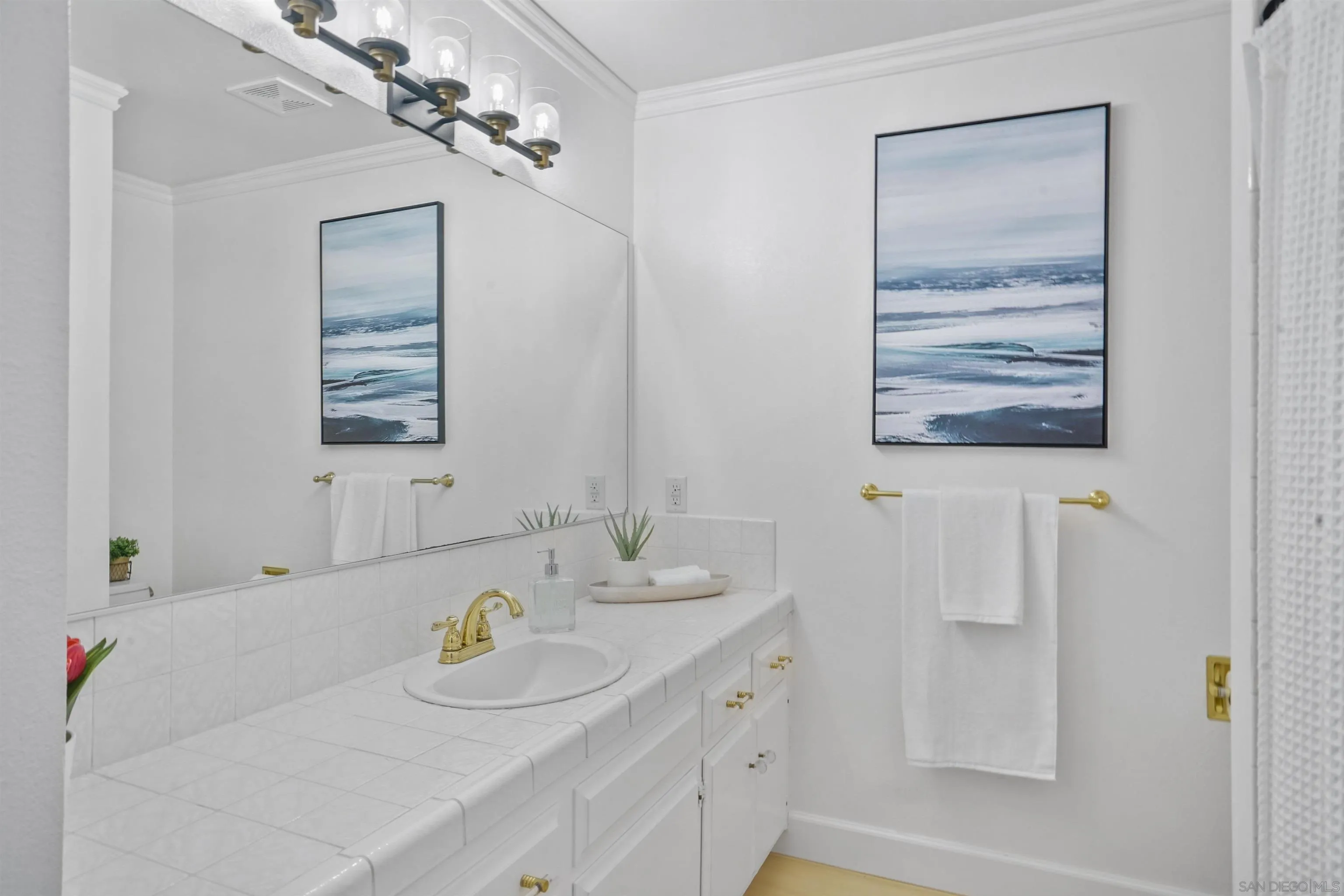 174 Vía De Casa Fallbrook, CA 92028 - Photo 29 of 47 a bathroom with a sink a vanity and a mirror