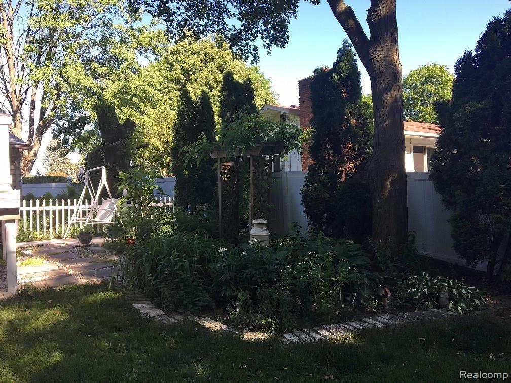 18693 Levan Road Livonia, MI 48152 - Photo 3 of 30 Back2.jpg