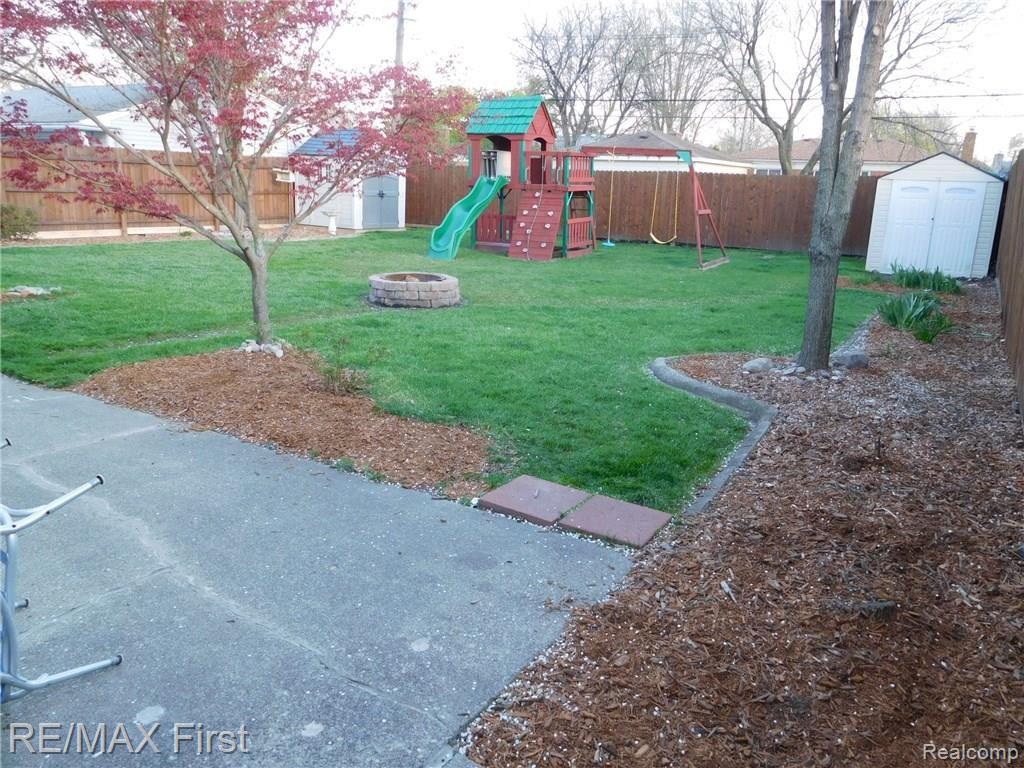 13004 Common Road Warren, MI 48088 - Photo 20 of 20 0 privacy fenced backyard (4).jpg