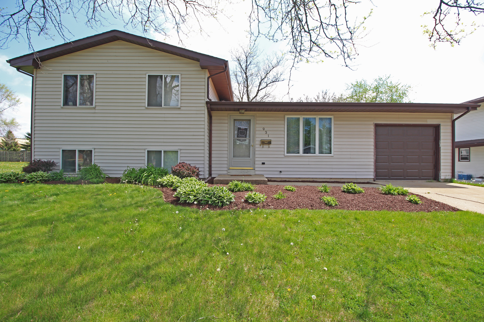 931 Cardiff Drive Crystal Lake, IL 60014 - Photo 1 of 17