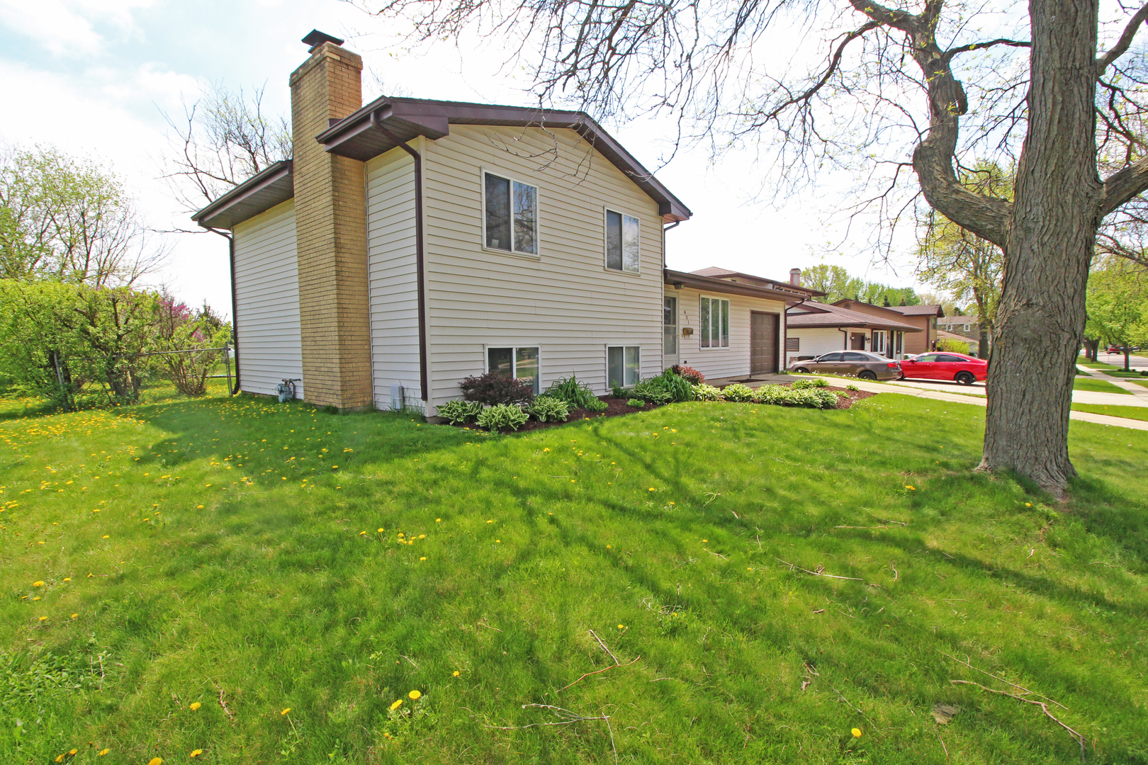 931 Cardiff Drive Crystal Lake, IL 60014 - Photo 2 of 17