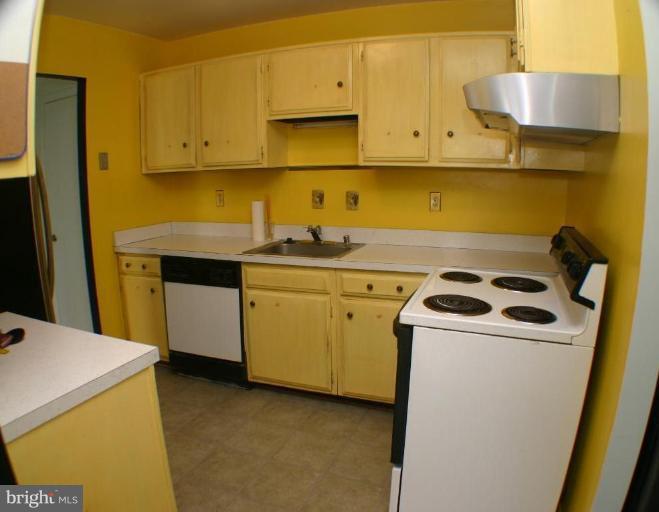 6270 Edsall Road, Unit 402 Alexandria, VA 22312 - Photo 5 of 12 Kitchen