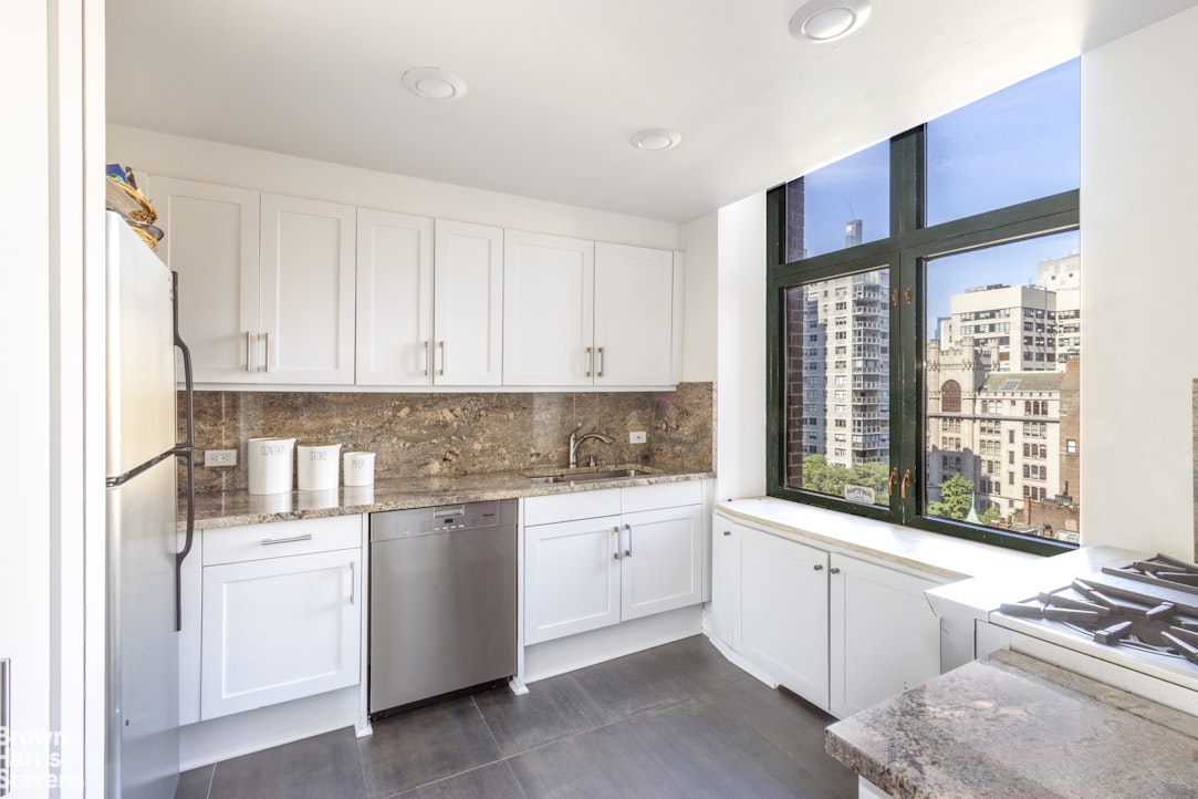 188 East 70th Street, Unit 11A Manhattan, NY 10021 - Photo 3 of 9