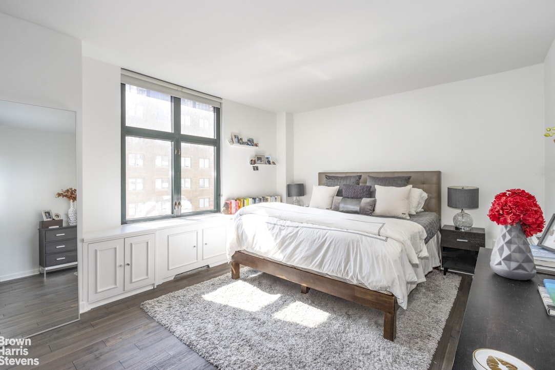 188 East 70th Street, Unit 11A Manhattan, NY 10021 - Photo 5 of 9