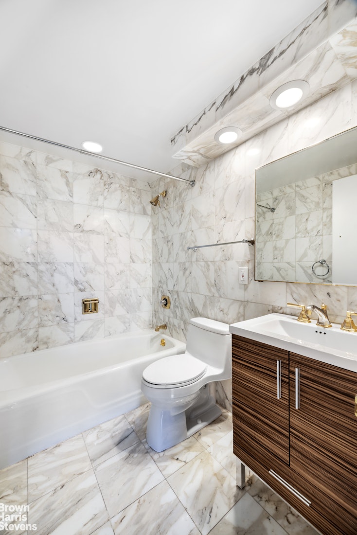 188 East 70th Street, Unit 11A Manhattan, NY 10021 - Photo 6 of 9