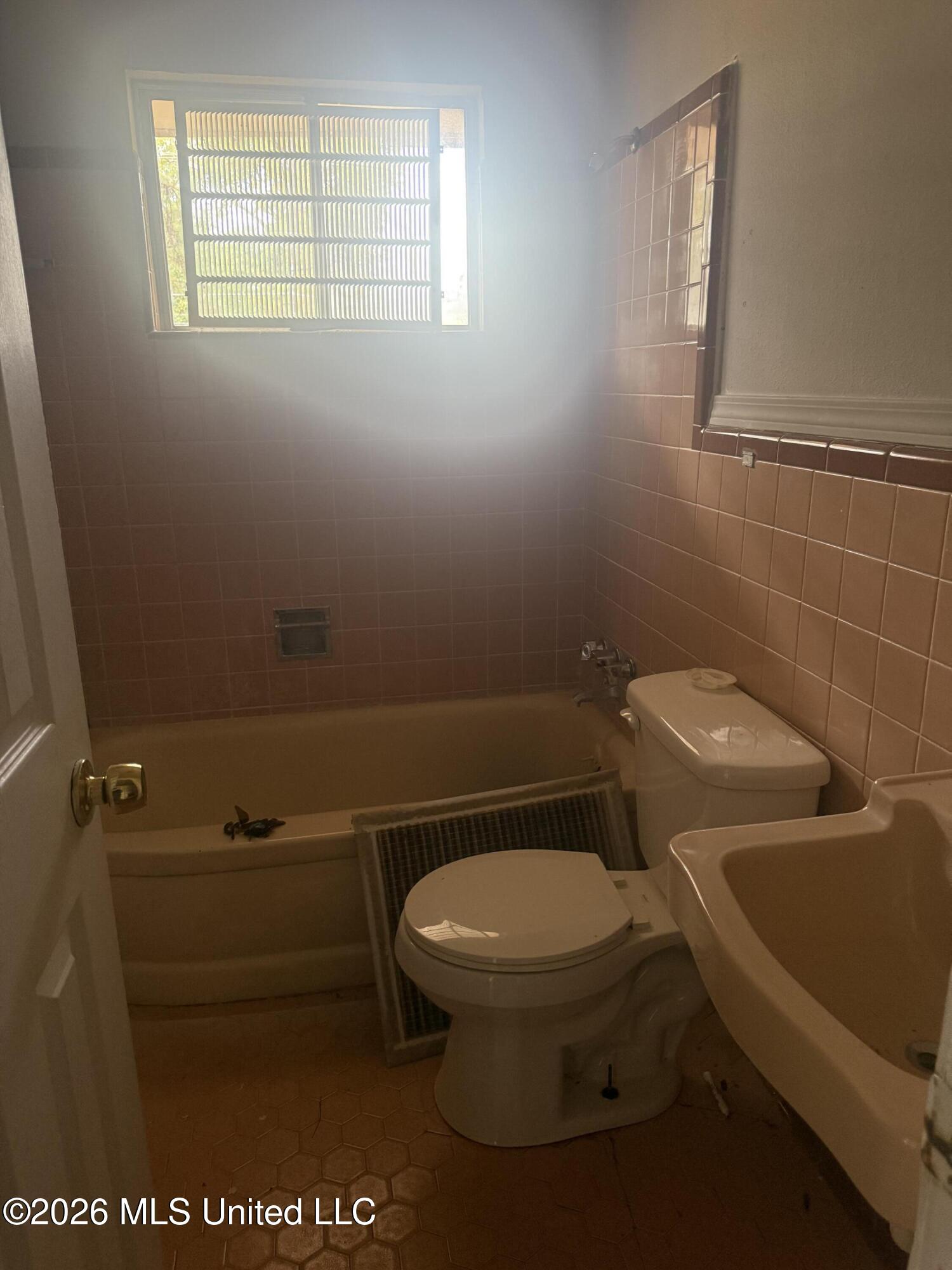 905 Raymond Road Jackson, MS 39204 - Photo 7 of 12 Bath2
