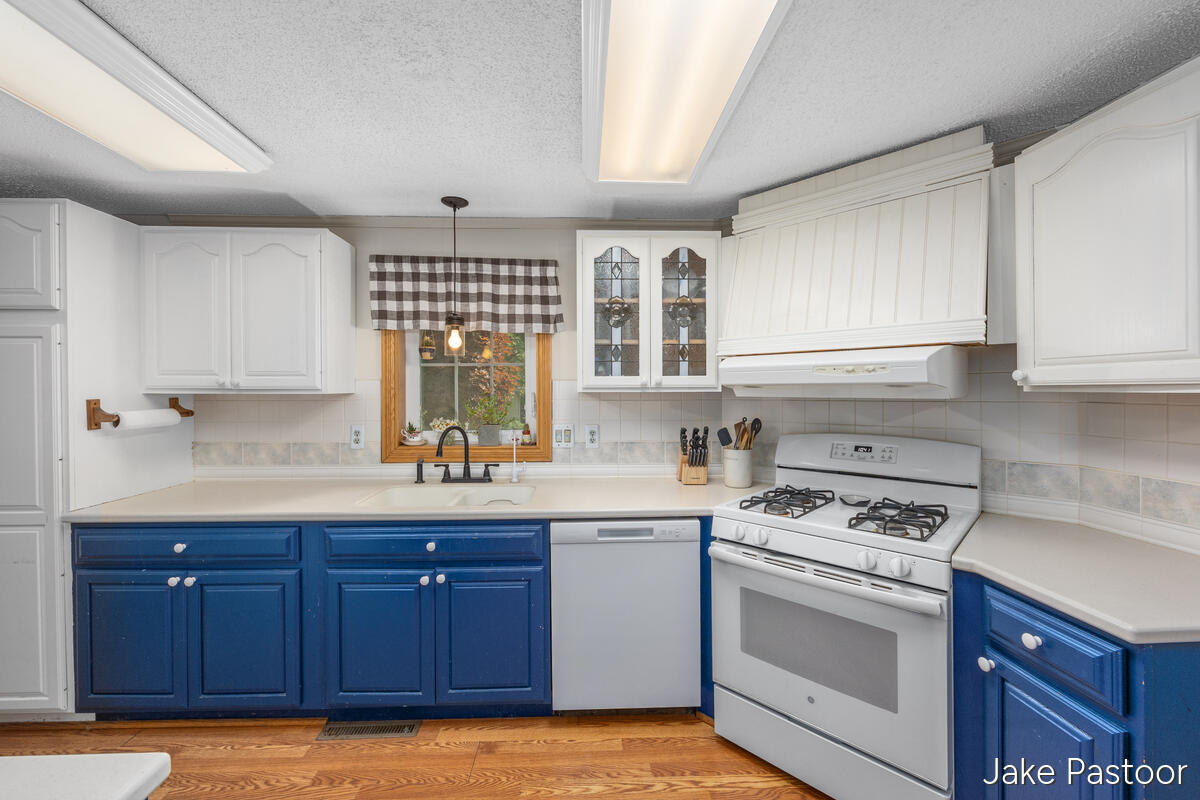 9951 10 Mile Road Northeast Rockford, MI 49341 - Photo 14 of 43