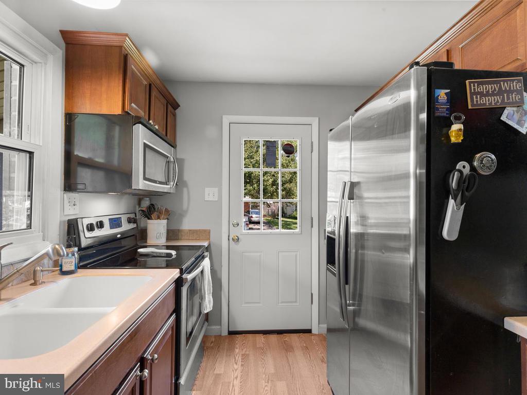 1300 Tenbrook Road Odenton, MD 21113 - Photo 15 of 31 Kitchen with Exit to Side Yard