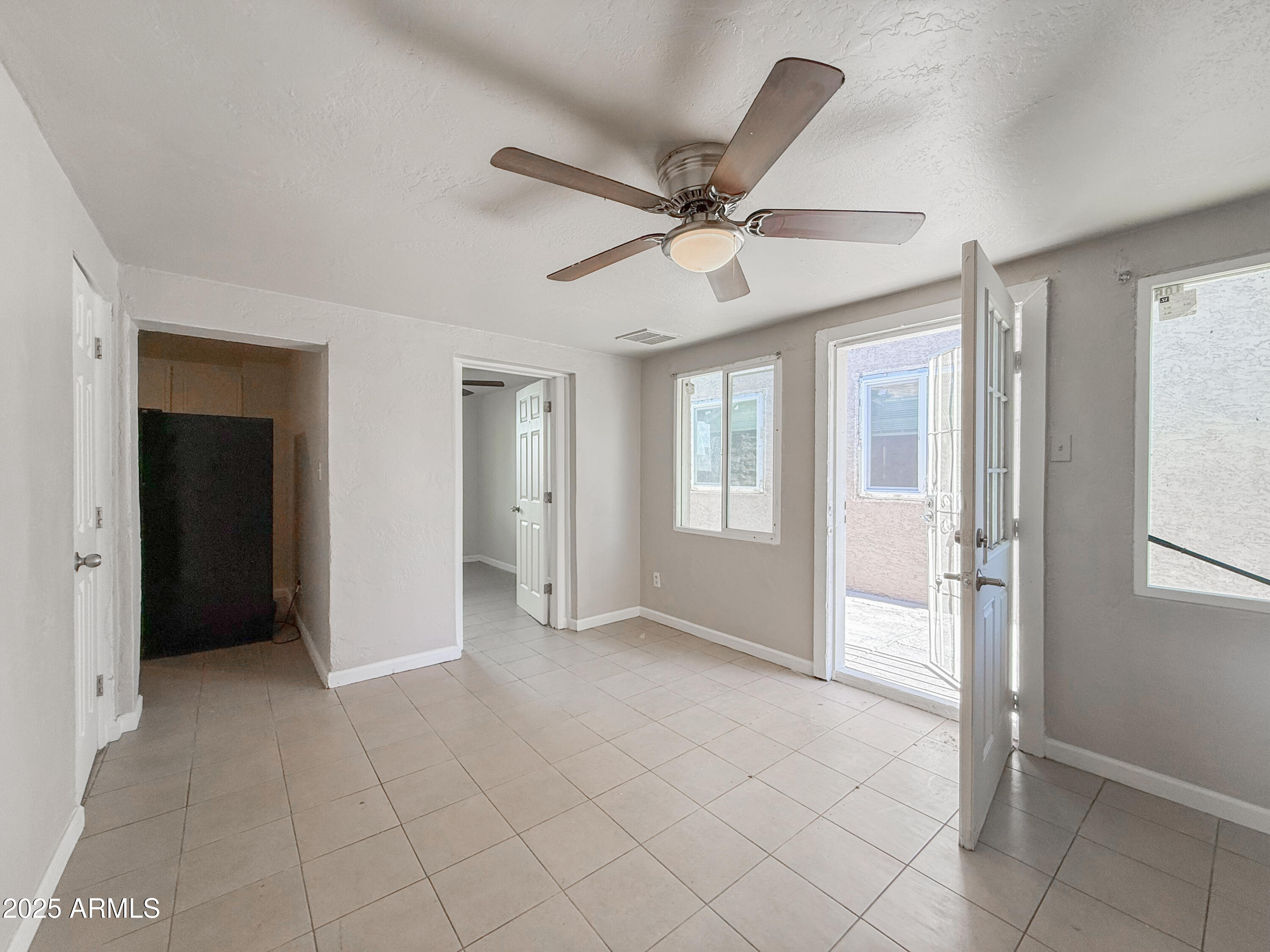 9606 North 11th Avenue, Unit 106 Phoenix, AZ 85021 - Photo 5 of 15 IMG_9448