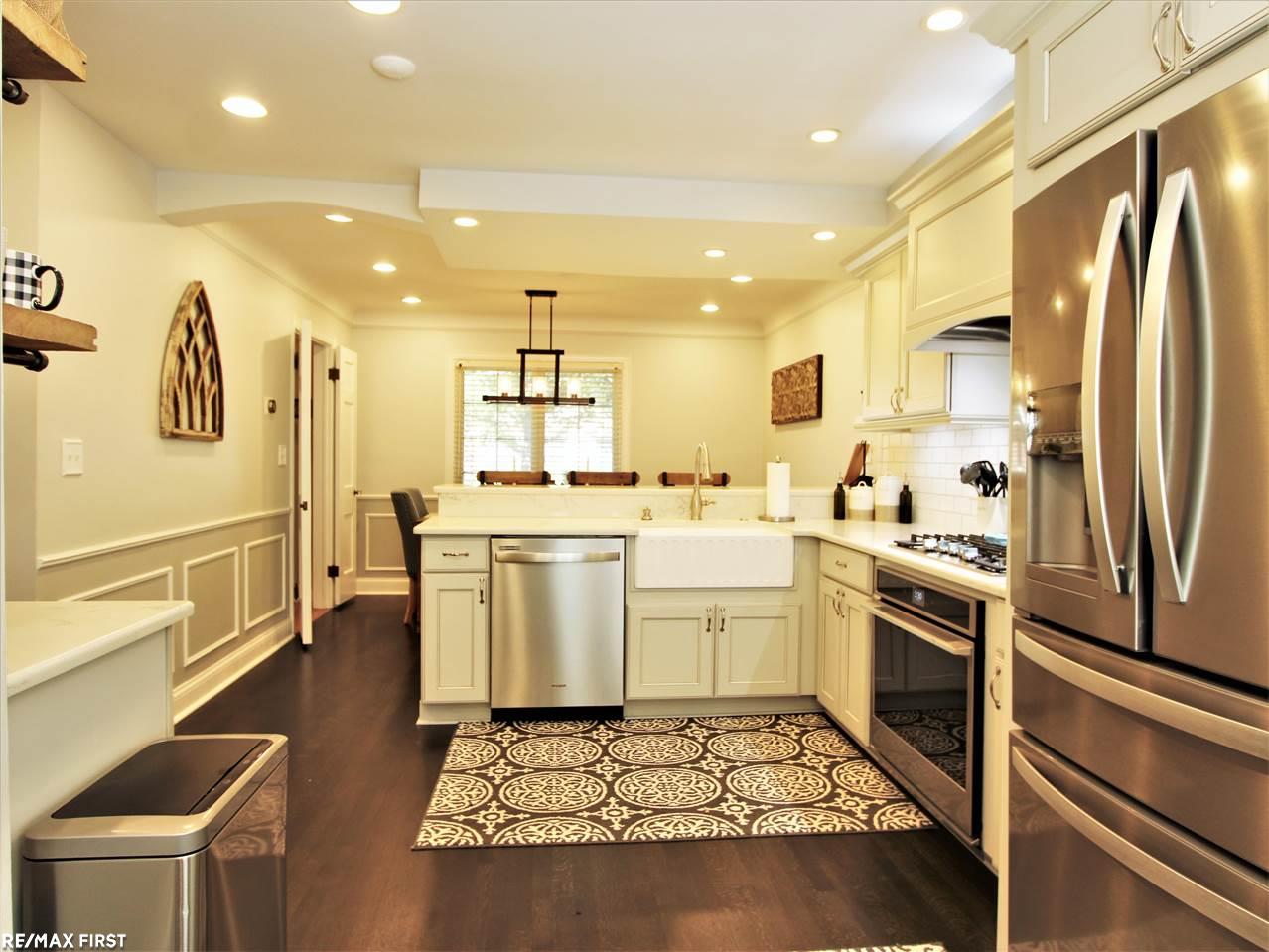 1661 Newcastle Road Grosse Pointe, MI 48236 - Photo 9 of 35 50045185-8.JPG