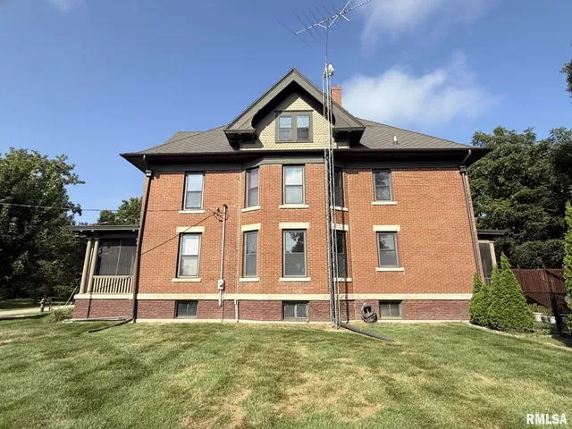 $237,000 | 275 East Walnut Street, Roseville, IL 61473
