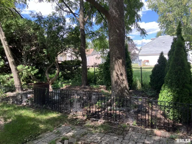 $237,000 | 275 East Walnut Street, Roseville, IL 61473