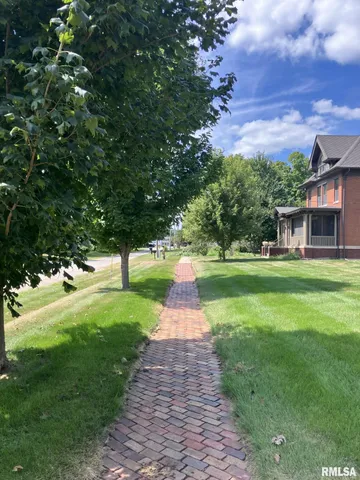 $237,000 | 275 East Walnut Street, Roseville, IL 61473