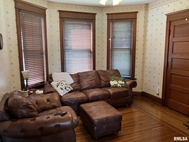 $237,000 | 275 East Walnut Street, Roseville, IL 61473