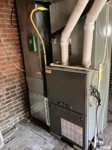 $237,000 | 275 East Walnut Street, Roseville, IL 61473