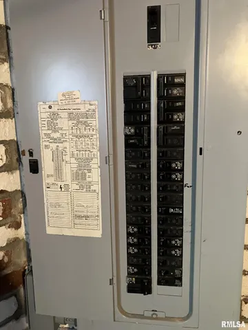 $237,000 | 275 East Walnut Street, Roseville, IL 61473