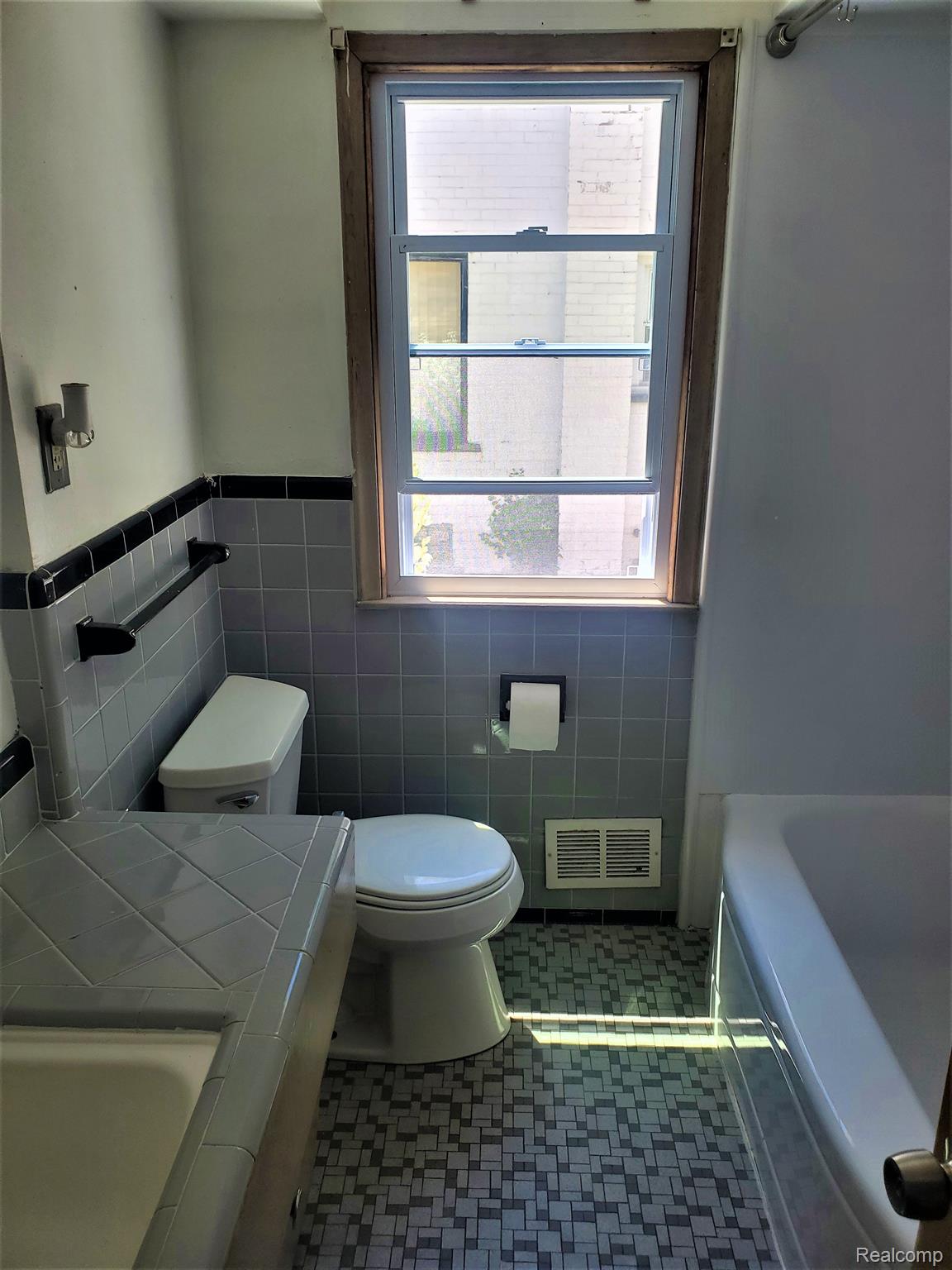 12909 Salem Road Redford, MI 48239 - Photo 13 of 21 Full ceramic bath