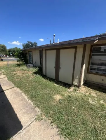 a view of a backyard