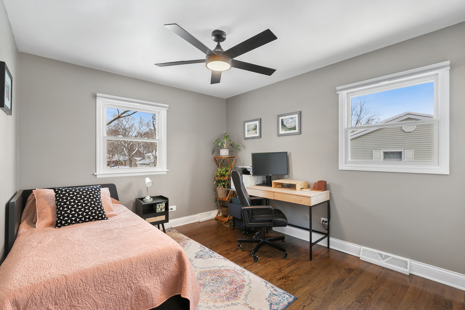 635 East Golf Road Libertyville, IL 60048 - Photo 16 of 21 a bedroom with a workspace