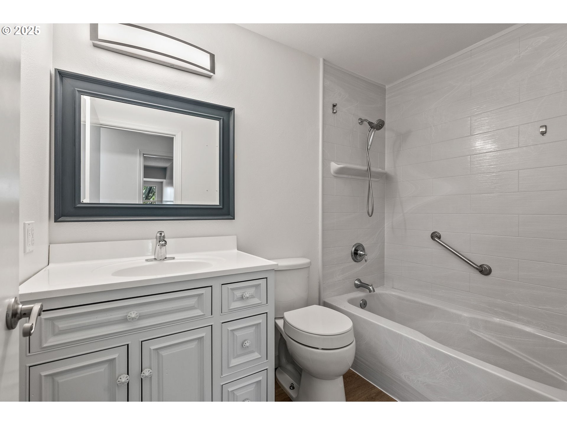 9778 Southwest Tualatin Road Tualatin, OR 97062 - Photo 22 of 28 a bathroom with a toilet a sink tub and mirror
