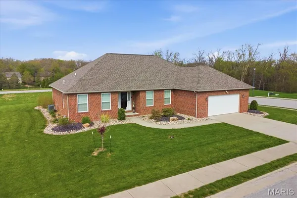 $434,900 | 716 Wedgewood Lane, Trenton, IL 62293