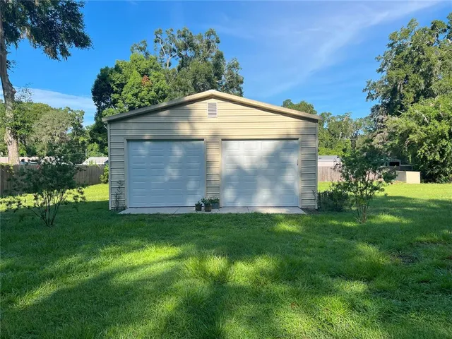 a view of a back yard