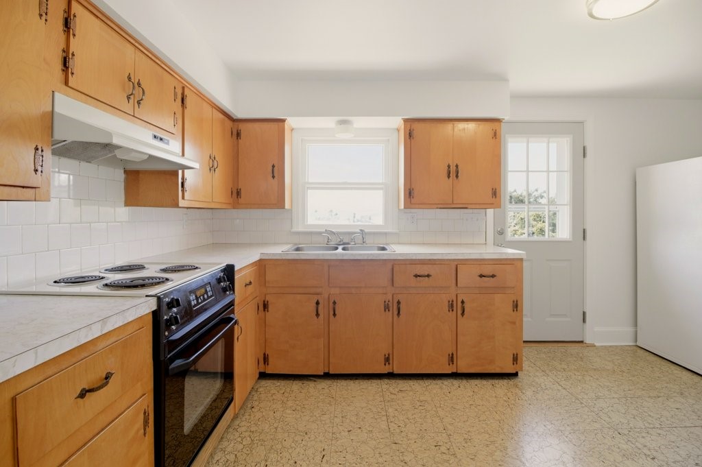 55 Mixter Street Middletown, RI 02842 - Photo 17 of 50