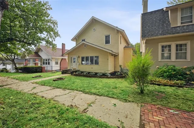 $232,700 | 611 Olive Street, Leavenworth, KS 66048