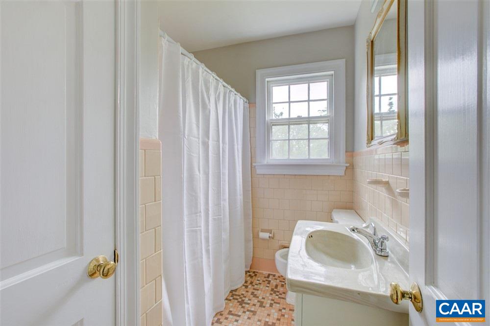 2808 Northfield Road Charlottesville, VA 22901 - Photo 15 of 30 a bathroom with a sink and a bathtub