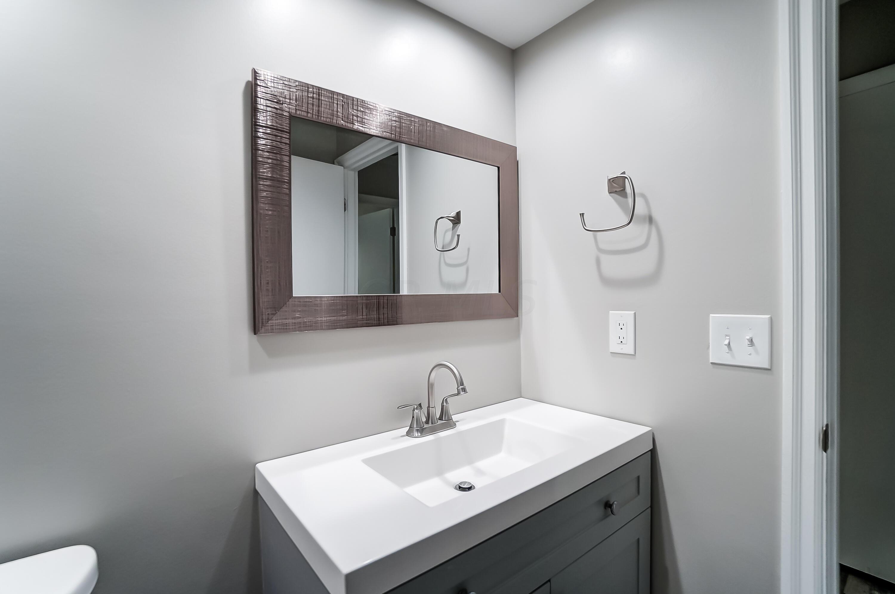 4965 Shadycrest Road Columbus, OH 43229 - Photo 32 of 45 Full Bathroom 2