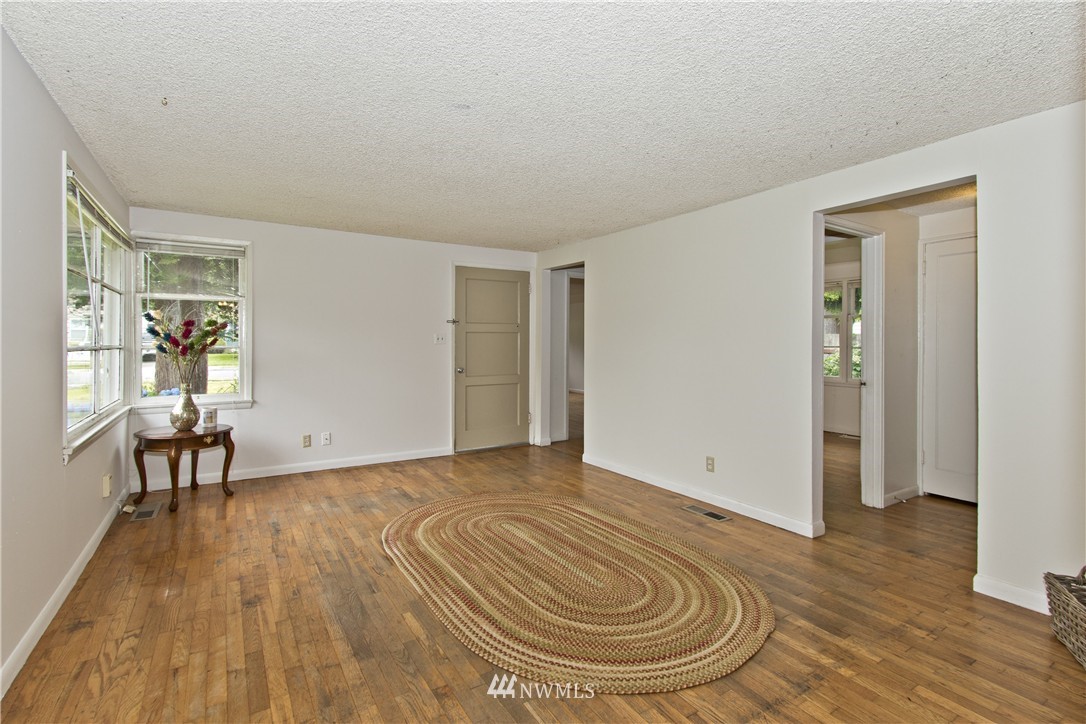 3216 Southeast 6th Street Renton, WA 98058 - Photo 5 of 22 Gallery Image 5