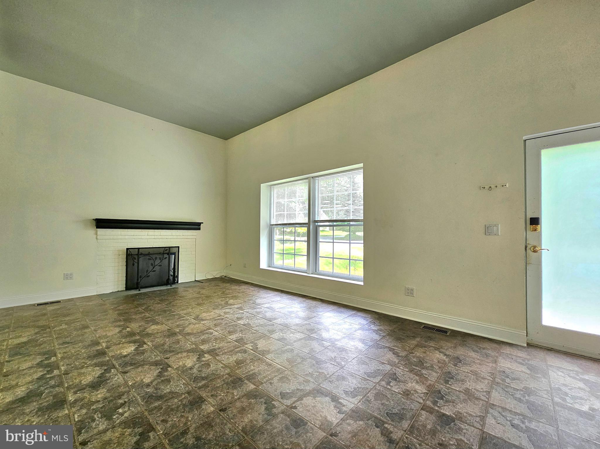 317 Adahi Road Southeast Vienna, VA 22180 - Photo 4 of 24 Living room